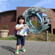 青衣。水族館の前で