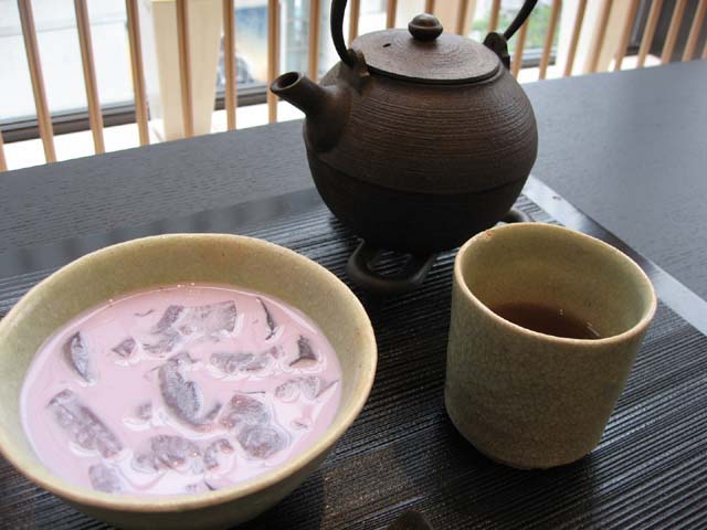 京番茶と紫芋の冷汁粉