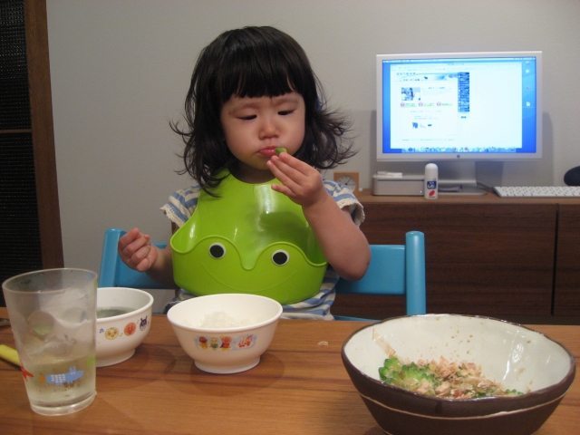 ゴーヤを食べる青衣
