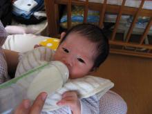 ミルクを飲む青衣