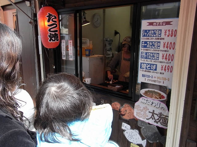 たこ焼き屋の前にて